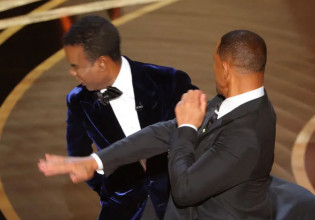 Όσκαρ 2022: Ο Γουίλ Σμιθ γρονθοκόπησε τον Κρις Ροκ