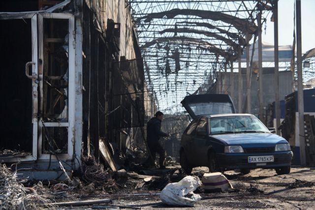 Ουκρανία: Πολυκατοικία επλήγη από το ρωσικό πυροβολικό στο Χάρκοβο - Τουλάχιστον πέντε νεκροί