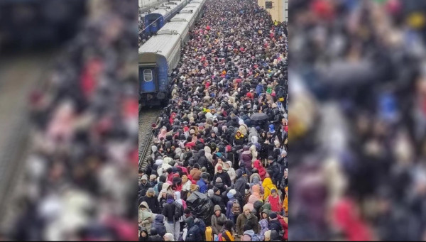 Ουκρανία: Περιμένοντας το «τρένο της σωτηρίας τους» – Συγκλονιστικά βίντεο από το Χάρκοβο