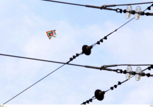 Καθαρά Δευτέρα: Προσοχή με τους χαρταετούς – Τι πρέπει να κάνετε αν μπλεχτεί σε ηλεκτροφόρα καλώδια