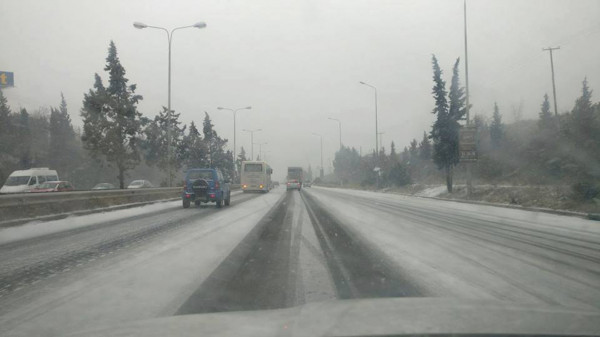 Κρήτη: Πυκνή χιονόπτωση στο οροπέδιο Λασιθίου – Κλειστά τα σχολεία, με αλυσίδες κινούνται τα οχήματα