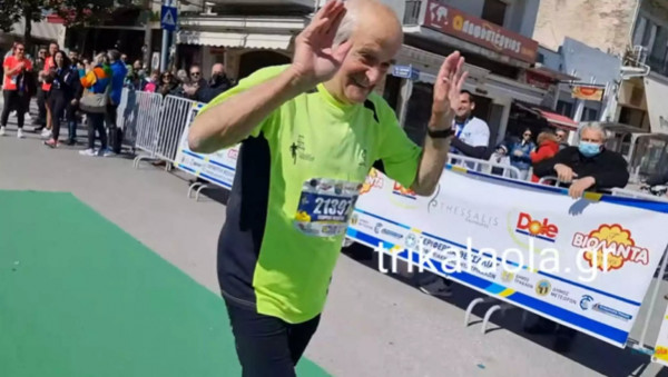 Τρίκαλα: 87χρονος έτρεξε ημιμαραθώνιο 21 χλμ. – Καταχειροκροτήθηκε στον τερματισμό