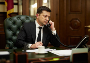 Ζελένσκι: Το ειδικό τηλέφωνο που του έδωσαν οι Αμερικάνοι για να βρίσκονται σε επικοινωνία