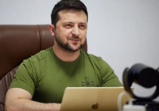 Πόλεμος στην Ουκρανία: Ανάρπαστο το εμβληματικό πράσινο μπλουζάκι του Ζελένσκι