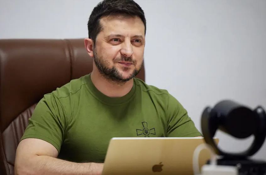 Πόλεμος στην Ουκρανία: Ανάρπαστο το εμβληματικό πράσινο μπλουζάκι του Ζελένσκι