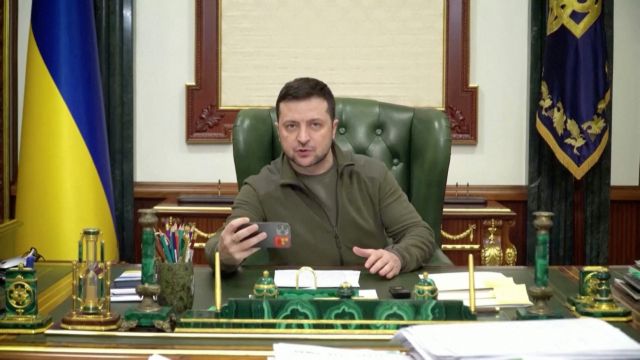 Κατάσχονται οι περιουσίες όλων των Ρώσων στην Ουκρανία – Ζελένσκι: «Οι εισβολείς είναι τέρατα»