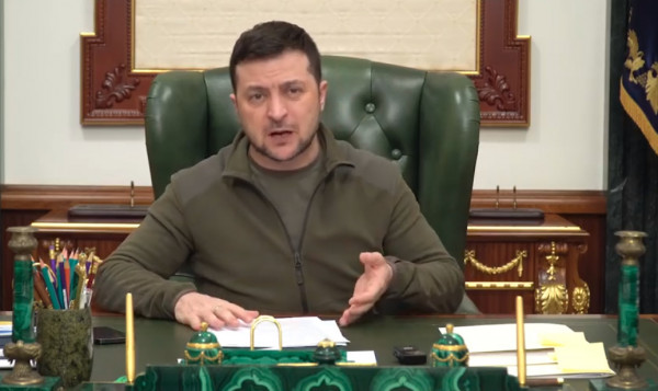 Νέο μήνυμα Ζελένσκι: «Μένω εδώ, μένω στο Κίεβο, δεν φοβάμαι»