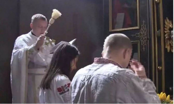 Πόλεμος στην Ουκρανία: Γαμήλιους όρκους αντάλλαξε ζευγάρι «πριν χωριστεί από τον πόλεμο»