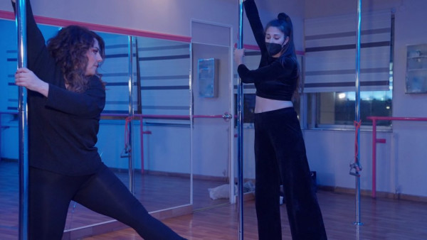 Night Out: Η Κατερίνα Ζαρίφη ανακαλύπτει τις τεχνικές του pole dancing