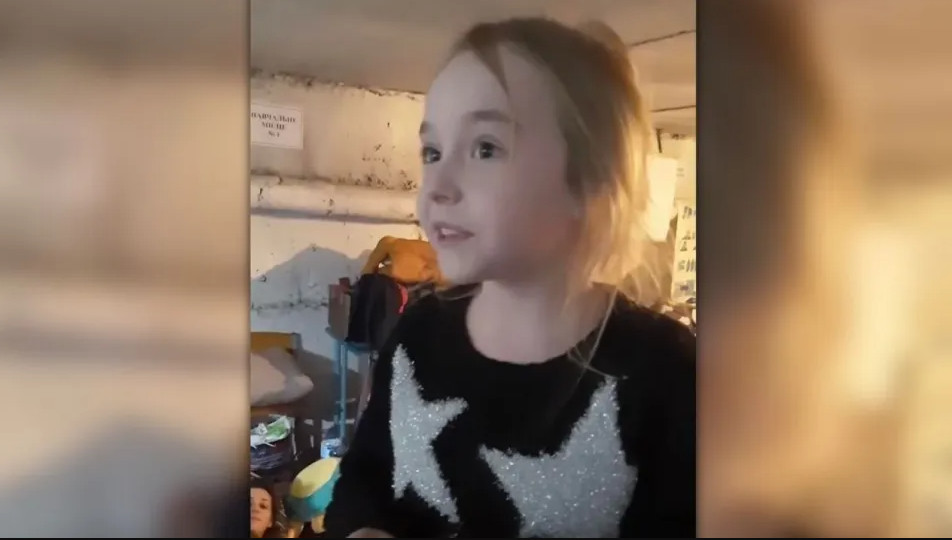 Ουκρανία: Kοριτσάκι στο Κίεβο τραγουδάει στο καταφύγιο το «Let It Go» για να εμψυχώσει τον κόσμο