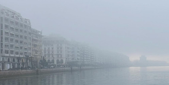 Θεσσαλονίκη: Πυκνή ομίχλη «εξαφάνισε» τον Λευκό Πύργο