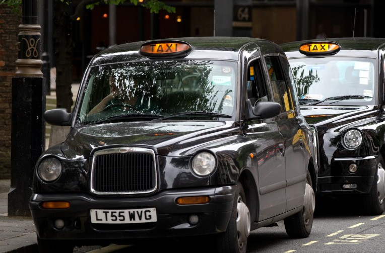Πόλεμος στην Ουκρανία: Έξι μαύρα ταξί από το Λονδίνο σε αποστολή