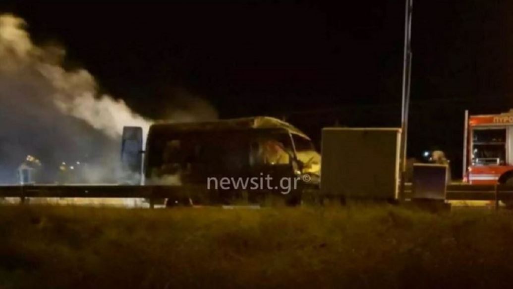 Βίντεο σοκ από τροχαίο στη Θεσσαλονίκη - Εβγαλαν 25χρονο μέσα από φλεγόμενο αυτοκινητό