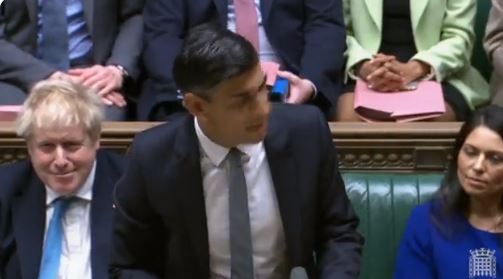 Βρετανία: Γέλια και γκριμάτσες από τον Μπόρις Τζόνσον ενώ υπουργός του μιλούσε για τα δεινά των Ουκρανών