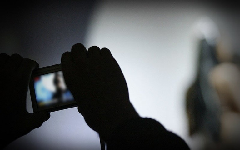 Κηφισιά: Φρίκη με την οικιακή βοηθό που φωτογράφιζε γυμνά παιδιά – Τα έστελνε σε επτά άτομα