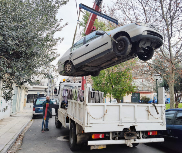 Αθήνα: Γερανοί απομάκρυναν 85 εγκαταλελειμμένα αυτοκίνητα από τους δρόμους της πόλης 