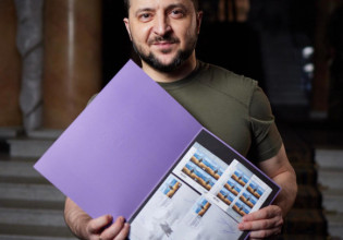 Πόλεμος στην Ουκρανία: «Άντε γ@μ@σου Moskva» – Ο Ζελένσκι ποζάρει με το γραμματόσημο και οι Ουκρανοί… τρελαίνονται