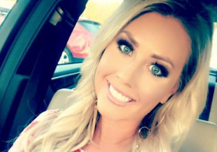 Tiktoker «έπιασε» τον φίλο της σε στριπτιτζάδικο και τον πλήρωσε με το ίδιο «νόμισμα»