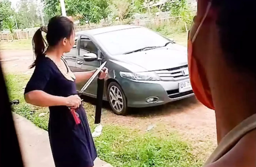 Ταϊλάνδη: Μία γυναίκα επιτέθηκε σε ζευγάρι με σπαθί Σαμουράι – Τους ζήτησε… τρίο και αρνήθηκαν