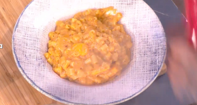 Ο Τίμος Ζαχαράτος ετοιμάζει λαχταριστό vegan mac & cheese με τσένταρ