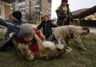 Πόλεμος στην Ουκρανία: Τα παιδιά της Μπούκα μεταφέρουν στο παιχνίδι τον πόλεμο