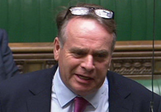 Βρετανία: Αυτός είναι ο βουλευτής που φέρεται ότι έβλεπε πορνό στη βρετανική Βουλή