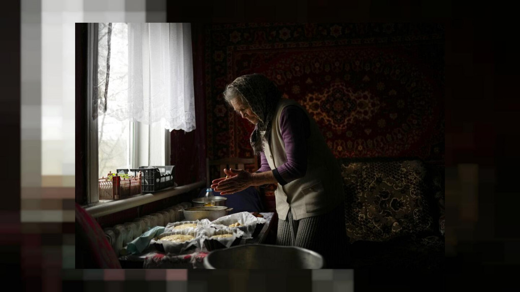 Ουκρανία: Γιαγιά ψήνει πασχαλινό ψωμί ανάμεσα στα χαλάσματα του πολέμου