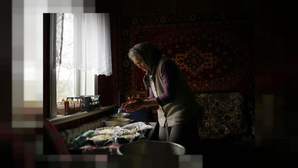 Ουκρανία: Γιαγιά ψήνει πασχαλινό ψωμί ανάμεσα στα χαλάσματα του πολέμου
