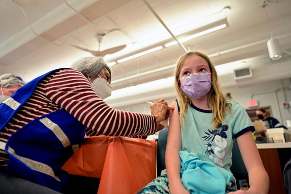 Όμικρον: Υπερδιπλάσιος κίνδυνος νοσηλείας για τα ανεμβολίαστα παιδιά