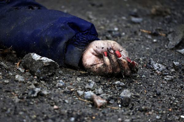 Πόλεμος στην Ουκρανία: Η νεκρή γυναίκα με τα βαμμένα νύχια στη σφαγή στην Μπούκα – Ποια είναι