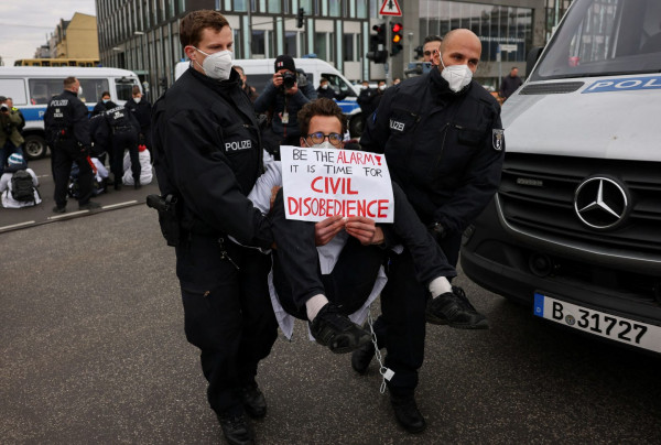 Κλιματική αλλαγή: Σύλληψη επιστήμονα της NASA που αλυσοδέθηκε στην JP Morgan Chase