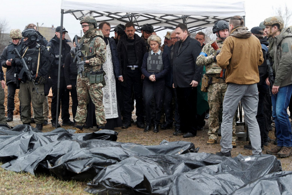 Πόλεμος στην Ουκρανία: Με αλεξίσφαιρο γιλέκο στην Μπούκα η Φον ντερ Λάιεν – Πήγε στους ομαδικούς τάφους αμάχων