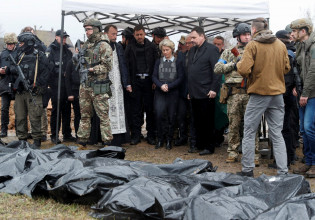 Πόλεμος στην Ουκρανία: Με αλεξίσφαιρο γιλέκο στην Μπούκα η Φον ντερ Λάιεν – Πήγε στους ομαδικούς τάφους αμάχων