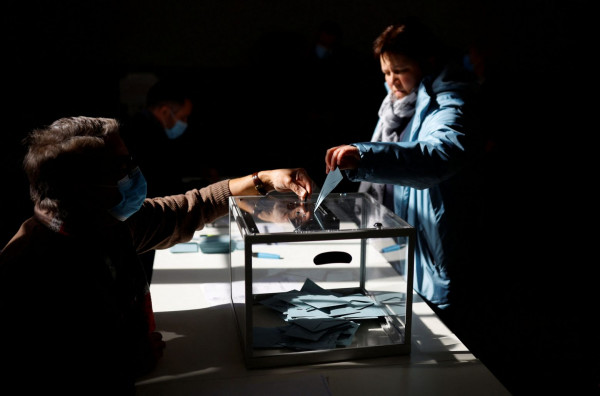 Εκλογές στη Γαλλία: Στις 9μμ τα πρώτα αποτελέσματα – Μειωμένη η συμμετοχή στις κάλπες
