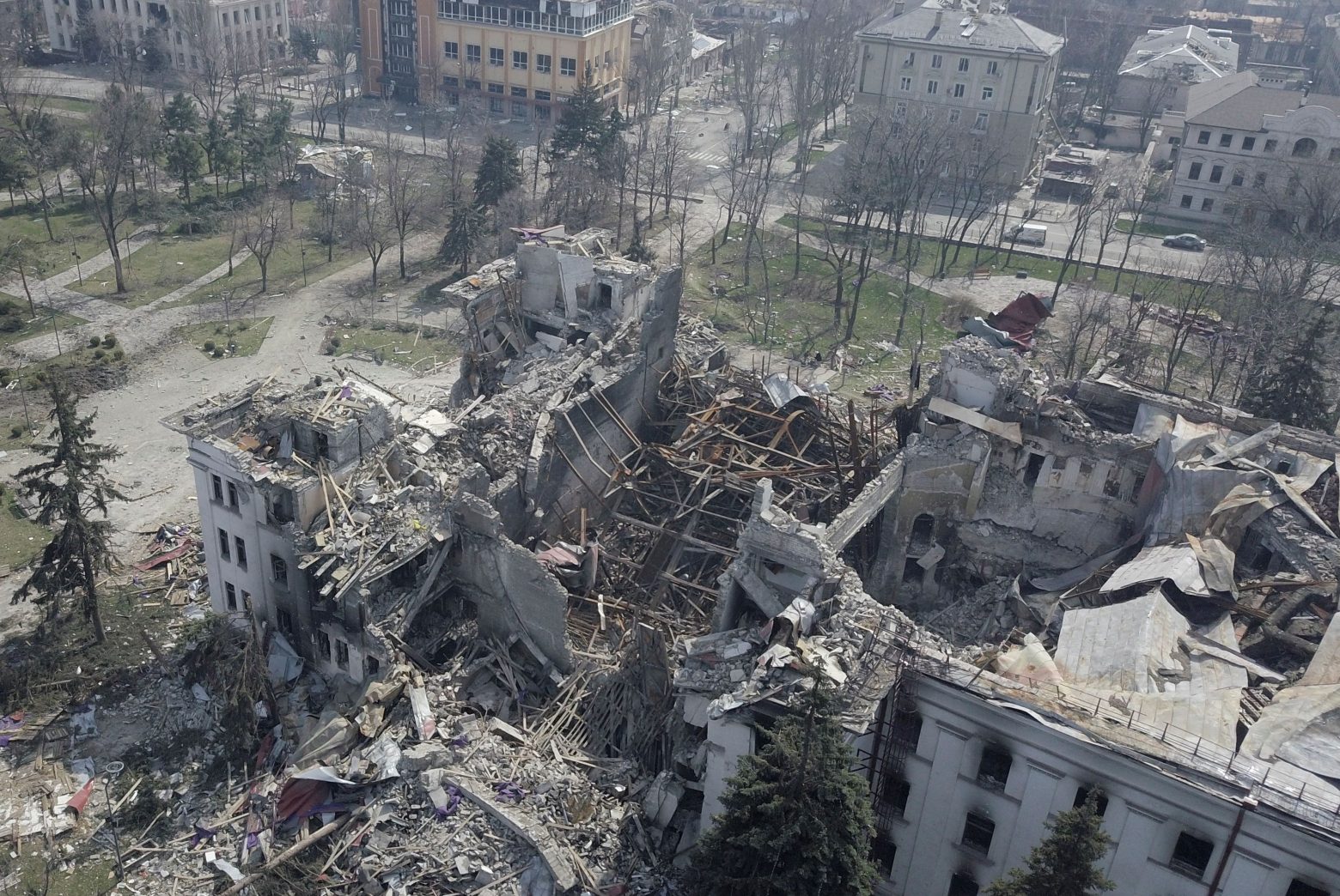 Μαριούπολη: Συγκλονίζει η εικόνα του βομβαρδισμένου θεάτρου από ψηλά
