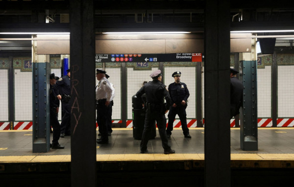 Νέα Υόρκη: Ο ένοπλος κυκλοφορεί ακόμα και είναι επικίνδυνος λέει ο κυβερνήτης της πόλης – Στους 16 οι τραυματίες