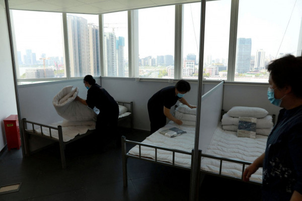 Σανγκάη: Μετατρέπουν κτίρια κατοικιών σε κέντρα καραντίνας για να στεγάσουν τον ολοένα αυξανόμενο αριθμό των νοσούντων