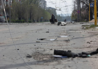 Πόλεμος στην Ουκρανία: Επιθέσεις σε σιδηροδρομικούς σταθμούς – Αναφορές για θύματα