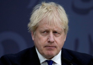 Μπόρις Τζόνσον: Αποκάλυψη της Mirror – Γέμιζε τα ποτήρια στο διαβόητο κορονοπάρτι