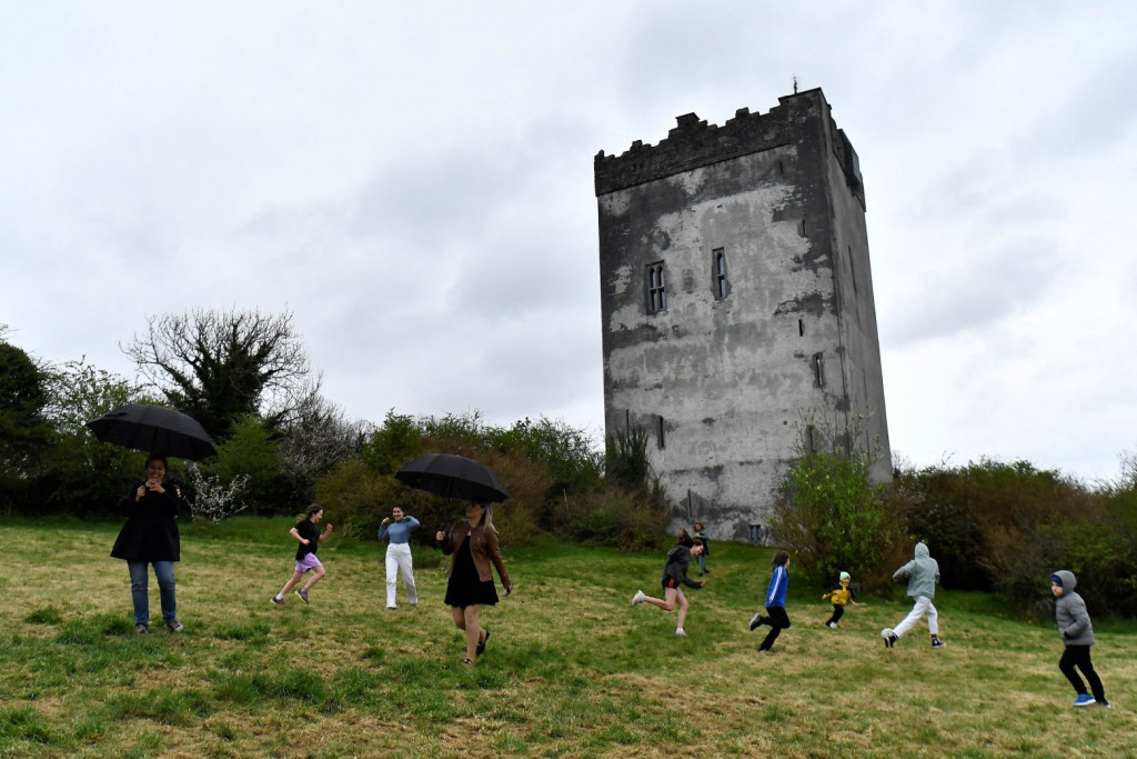 Ιρλανδία: Ουκρανοί πρόσφυγες φιλοξενούνται σε μεσαιωνικό πύργο – Ποιος τον παραχώρησε