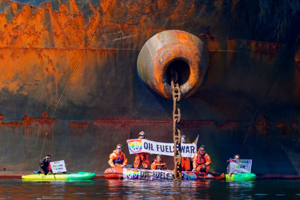 Νορβηγία: Ακτιβιστές αλυσοδέθηκαν σε ρωσικό πετρελαιοφόρο ως ένδειξη διαμαρτυρίας για τον πόλεμο στην Ουκρανία