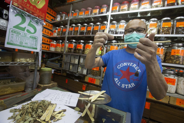Κοροναϊός: Η Κίνα επιχειρεί να αντιμετωπίσει την πανδημία με παραδοσιακές «θεραπείες»