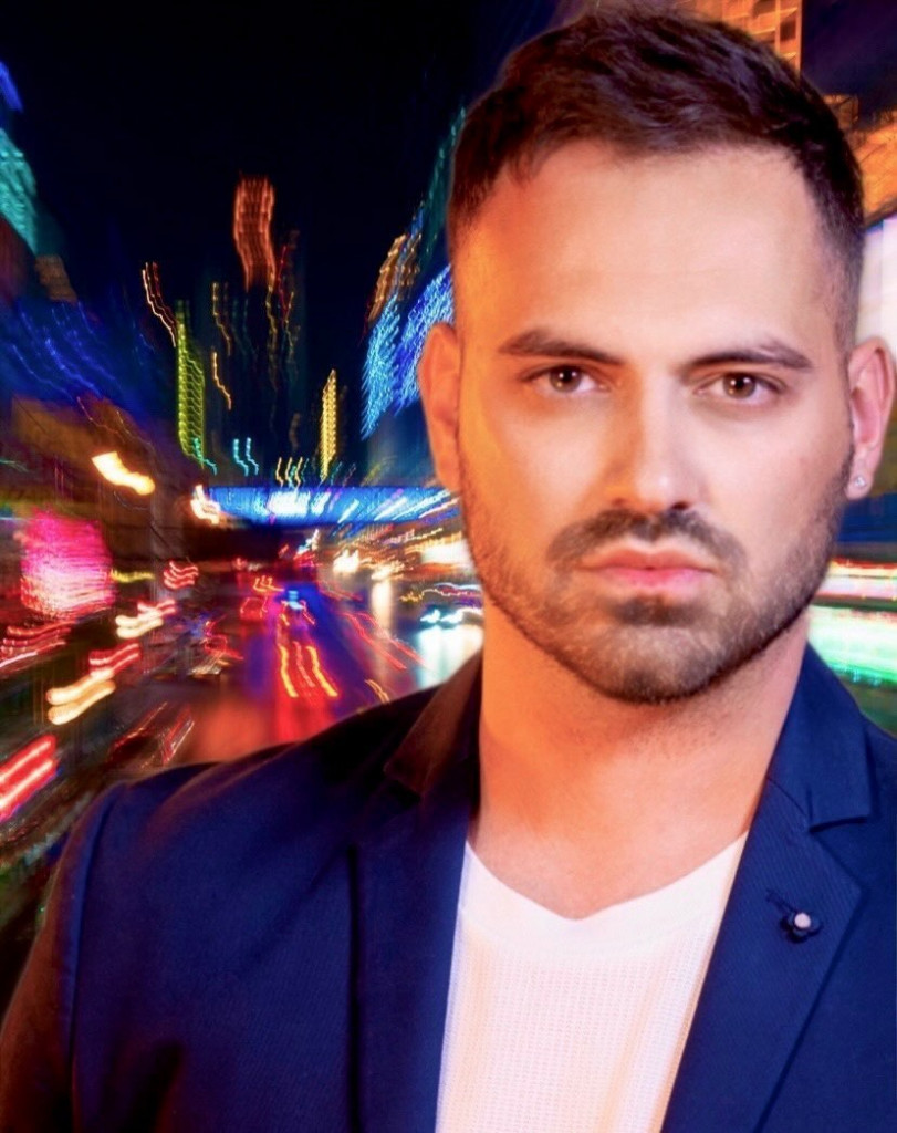 Ο Χρήστος Σεβαστός βάζει φωτιά στη νυκτερινή Αθήνα