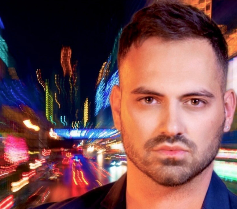 Ο Χρήστος Σεβαστός βάζει φωτιά στη νυκτερινή Αθήνα