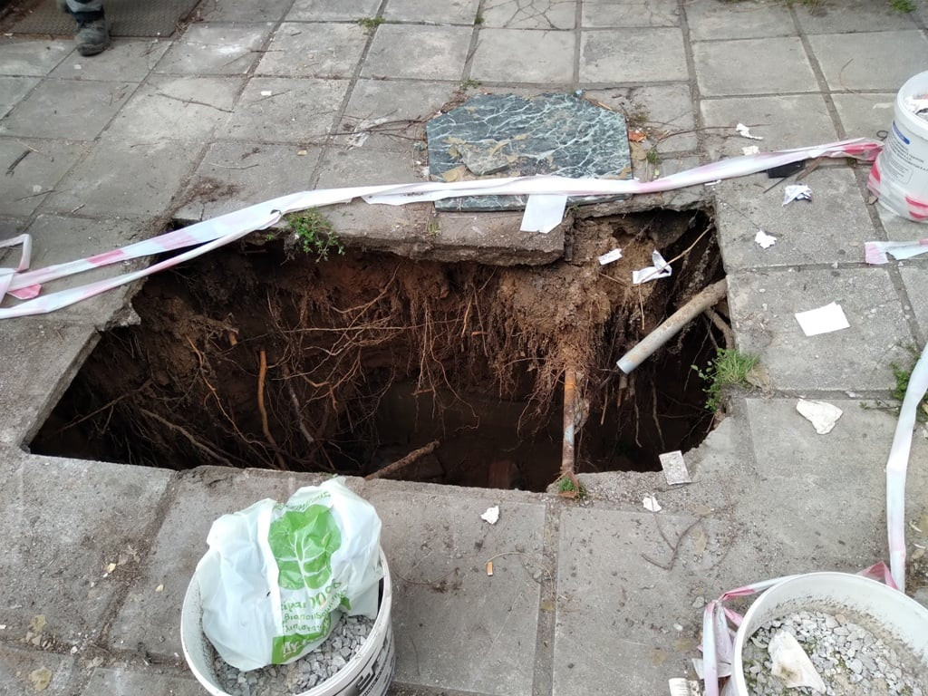Άνω Ηλιούπολη: Εργαζόμενος γλύτωσε από Θαύμα όταν άνοιξε τρύπα στο πεζοδρόμιο και έπεσε από ύψος 2 μέτρων