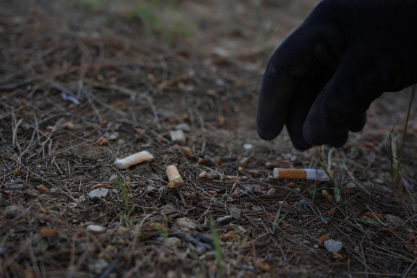 Υμηττός: Τοποθετήθηκαν κάδοι για αποτσίγαρα στο βουνό