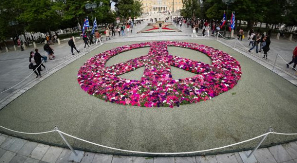 Πλατεία Συντάγματος: Μήνυμα υπέρ της Ειρήνης με 13.600 λουλούδια