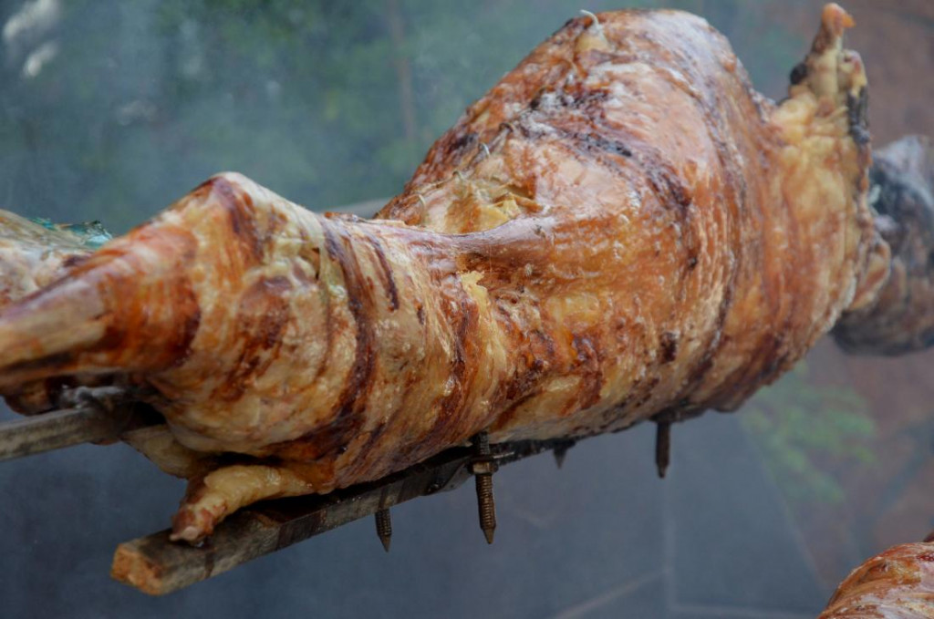 Πάσχα: Αρνί, εντόσθια, αβγά και άλλα εδέσματα – Τι πρέπει να προσέξουμε για το γιορτινό τραπέζι