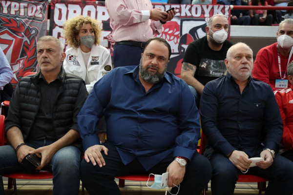 Δίπλα στα κορίτσια του Ολυμπιακού ο Βαγγέλης Μαρινάκης