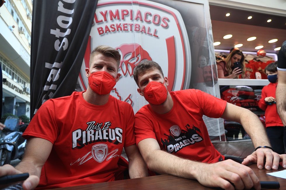 Βεζένκοφ και Γουόκαπ αποθεώθηκαν στην μπουτίκ του Ολυμπιακού [Εικόνες & βίντεο]